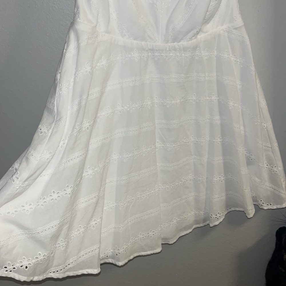 White eyelet dress with open back and thicker straps. Brand new, never worn! - Picture 3 of 7
